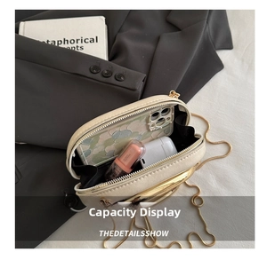 Vista interna della mini borsa beige che mostra lo spazio per telefono e rossetto