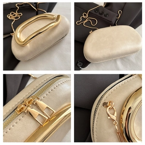 Dettaglio pochette beige in pelle PU con manico dorato e doppia cerniera in metallo