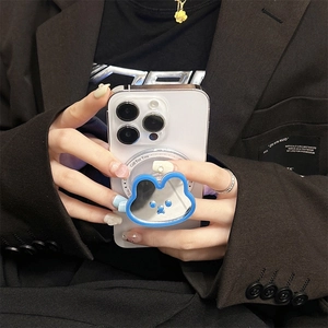 Gros plan d'un support de téléphone miroir ours bleu fixé sur un smartphone blanc