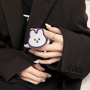 Gros plan d'un support de téléphone lapin mignon avec bords violets tenu à la main