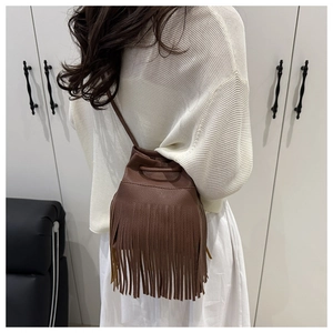 Detailansicht einer karamellbraunen Leder-Beuteltasche mit langen Vintage-Fransen
