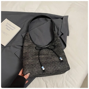 Detail der dunkelgrauen Hobo-Tasche mit Sterntextur und zarter Schleife mit Perlen