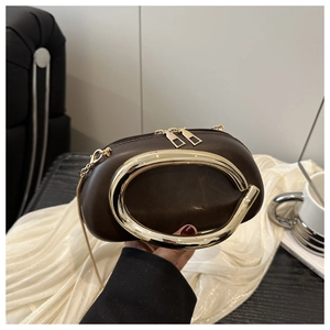 Dettaglio borsa vintage marrone scuro con grande manico ovale dorato e catena