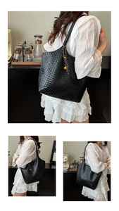 Gros plan du sac cabas tressé noir avec lanières en cuir et détail de foulard décoratif