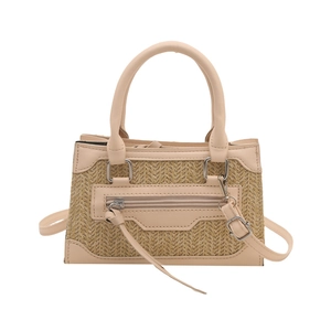Borsa a tracolla in paglia intrecciata con finiture in pelle beige e design a trapezio