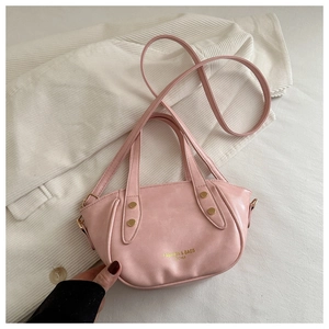 Détail du sac seau rose avec rivets dorés et lettrage doré FASHION & BAGS LEATHER
