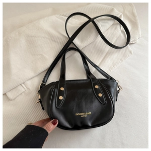 Détail du sac à bandoulière noir vintage avec clous dorés et logo de marque imprimé