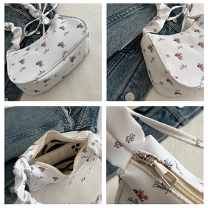 Detailansicht der Blumen-Hobo-Tasche mit geknotetem Riemen und Innenkapazität