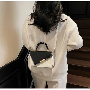 Détail d'un sac à main chic noir et blanc avec une poignée en corde torsadée élégante