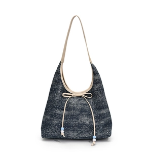 Schultertasche aus Jeansstoff mit beigen Ledergriffen und dekorativer Schleife