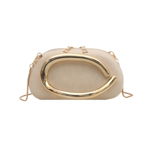 Borsa a tracolla color crema con anello in metallo dorato e doppia zip superiore