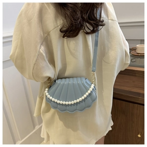 Sac à bandoulière bleu clair en forme de coquillage avec anse en perles et sangle