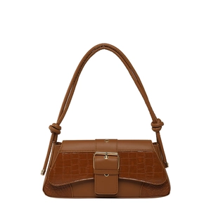 Sac à bandoulière marron en cuir à motif crocodile avec boucle en métal et bandoulière nouée