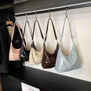 Women Large Capacity Glossy PU Leather Hobo Bag With Chain Decoration Korean Fashion Chic Minimalist Shoulder Tote