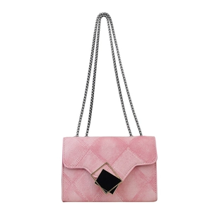 Sac bandoulière rose matelassé avec chaîne argentée et fermoir géométrique noir élégant