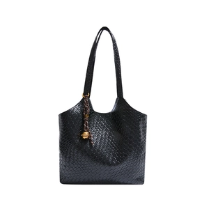 Sac fourre-tout noir tissé minimaliste avec pompon tressé marron et perle dorée