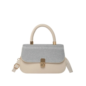 Sac bandoulière beige minimaliste avec rabat en strass et fermoir rotatif doré élégant
