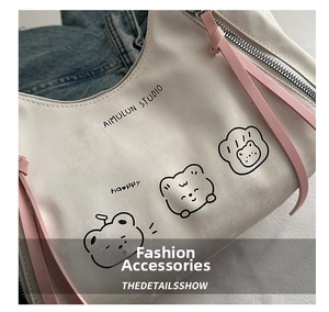 Detail of white leather shoulder bag with cartoon bear print and pink tassel zipper