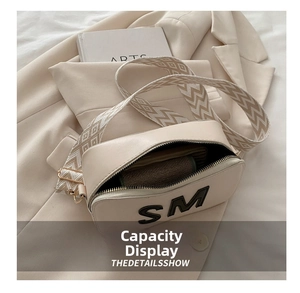 Vue intérieure du sac bandoulière crème avec sangle large et détail du logo SM
