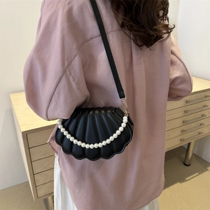 Mini sac bandoulière chic noir en forme de coquillage avec chaîne de perles