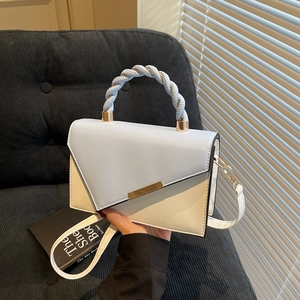 Sac à main bicolore tendance avec poignée tressée et détails dorés bleu et beige