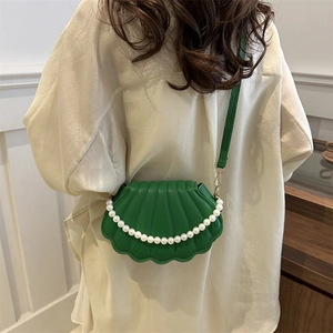 Sac bandoulière vert en forme de coquillage avec poignée en perles et texture plissée