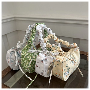 Detailansicht floraler Canvas-Taschen mit gerafften Griffen und Schleifen in vier Farben