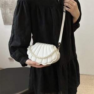 Sac bandoulière blanc en forme de coquillage avec chaîne en perles et texture brillante