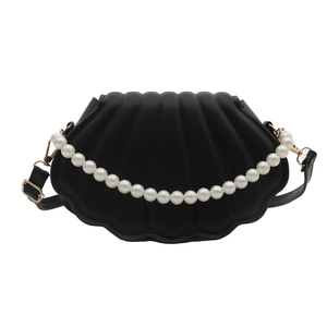 Sac à bandoulière noir en forme de coquillage avec chaîne en perles et cuir matelassé