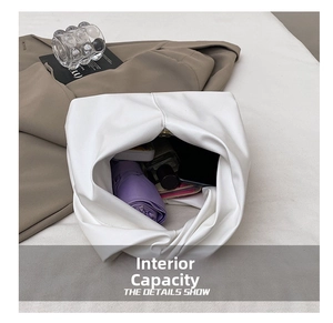 Intérieur spacieux du sac nuage plissé blanc contenant téléphone, parapluie et maquillage