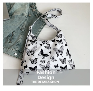 Vista piatta della borsa tote con motivi a farfalla nera e spazioso design quotidiano