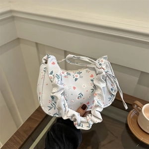 Florale Canvas-Unterarmtasche mit gerafftem Riemen in gemütlicher Lifestyle-Optik