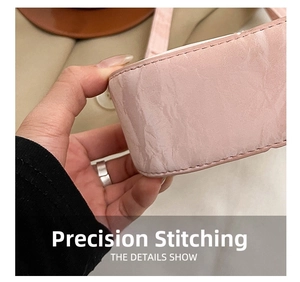 Gros plan détaillé des coutures précises sur le fond d'un sac à main rose de style chinois