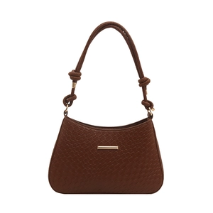 Sac hobo marron en cuir tressé avec boucle dorée et bandoulière à nœud élégant