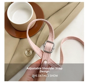 Détail de la bandoulière réglable en similicuir rose clair avec boucle en métal argenté