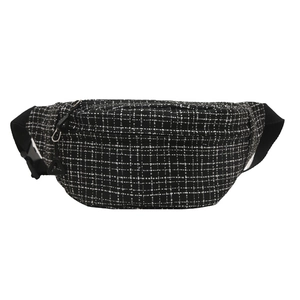 Sac banane en tweed à carreaux noir et blanc à la mode avec bandoulière réglable sur fond blanc