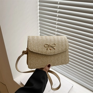 Borsa a tracolla intrecciata beige con chiusura a fiocco dorato e tracolla sottile