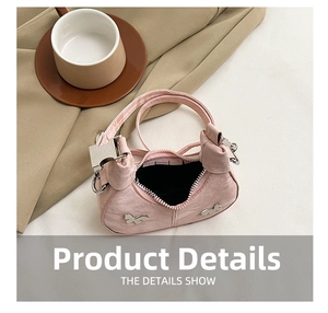 Vue détaillée du sac en cuir rose avec papillons argentés et fermeture éclair interne