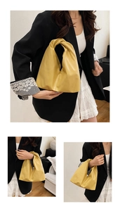 Détail du sac seau jaune plissé avec poignée torsadée et cuir PU souple de qualité