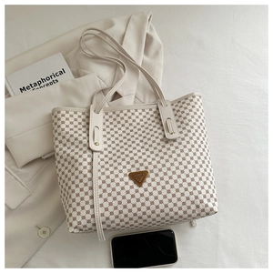 Détail du sac cabas rétro à imprimé géométrique avec logo triangle et fine bandoulière