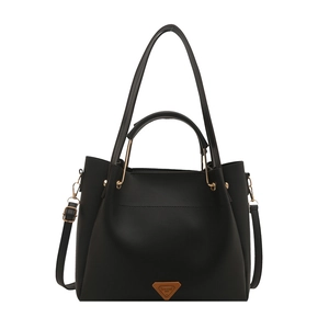 Sac seau en cuir noir minimaliste avec détails dorés et bandoulière réglable chic