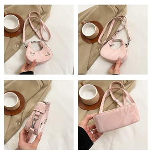 Détails du sac demi-lune rose avec breloques papillon et texture marbrée élégante