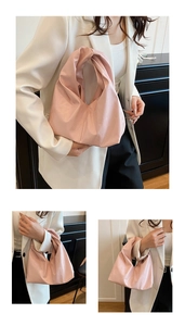 Détail du sac seau plissé rose clair avec une poignée nouée au design unique
