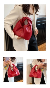 Vue détaillée du sac à main rouge en cuir avec une poignée nouée large unique