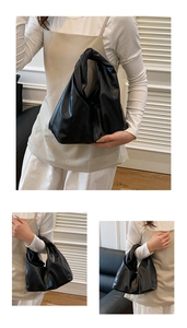 Détails du grand sac cabas noir avec sa poignée nouée unique et son design plissé chic