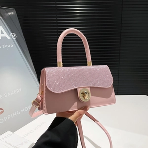 Sac à main rose avec strass brillants, fermoir doré et bandoulière réglable pour femme