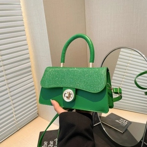 Sac à main vert herbe scintillant avec rabat pailleté et fermoir doré en scène de vie