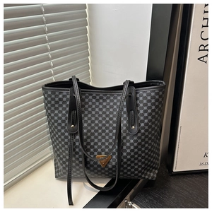 Détail du sac cabas à motif géométrique avec logo triangle doré et anses en cuir