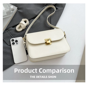 Détail du sac bandoulière blanc crème avec boucle dorée rétro et deux options de bandoulière