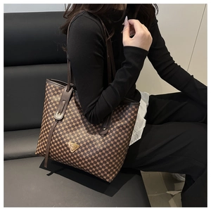 Détails du sac cabas marron à motifs géométriques et logo triangulaire doré chic